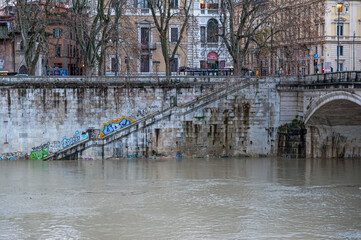 Banchine del Tevere durante una piena del fiume a Roma
