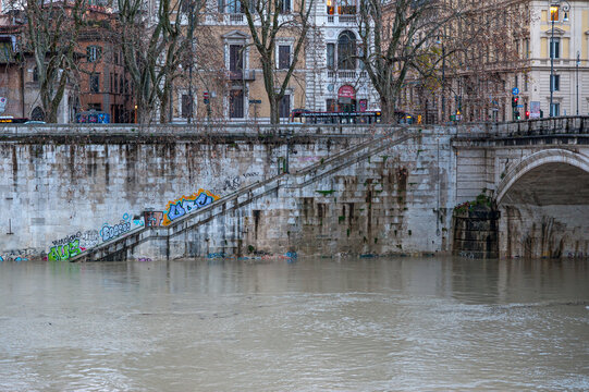Banchine del Tevere durante una piena del fiume a Roma