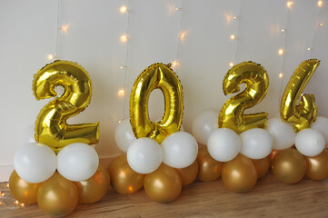 2024, balões dourados de prosperidade com numero 2024, decoração de ano novo douradaa