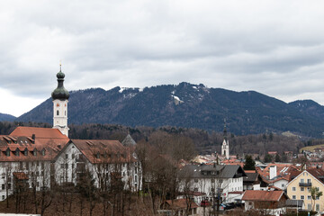 Mühlfeldkirche Bad Tölz mit Blomberg