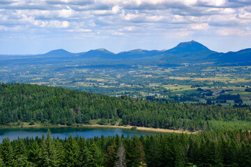 Le Puy-de-Dôme, avec le lac de Servières au premier plan (Auvergne, France)