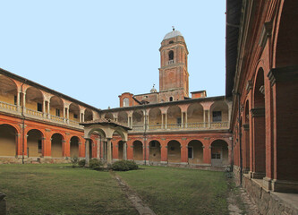Fototapeta na wymiar chiostro del complesso monumentale di Santa Croce a Bosco Marengo (Alessandria)