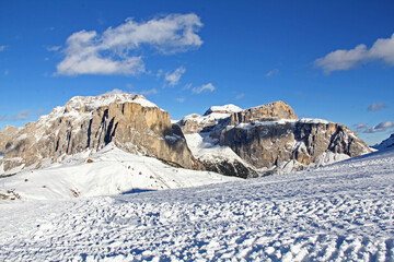 Fototapeta na wymiar panoramica da ovest del Gruppo del Sella (Dolomiti di Fassa, Trentino)