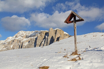 Crocifisso di fronte alle Mesules nel Gruppo del Sella (Dolomiti di Fassa, Trentino)