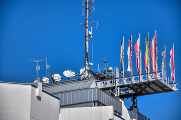Plattform, Antenne, Parabol, Schüssel, Sat-Schüssel, Satellitenantenne, Offsetantenne, Empfangsantennen, UHF, Richtantenne, Ku-Band, UHF-Antenne, Yagi, Drahtantenne, DVB-T2, Mast, Fahnenmast, Fahnen, 