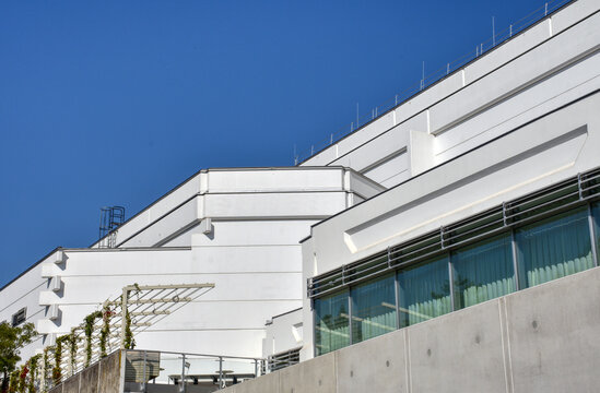 Haus, Geb&auml;ude, Architektur, ORF, Zentrum, Zentrale, ORF-Zentrum, Wien, K&uuml;niglberg, Radio, Fernsehen, TV, Stockwerk, Etage, Betriebsgeb&auml;ude, Information, &ouml;ffentlich-rechtlich, Beton, Geometrie, Fenster
