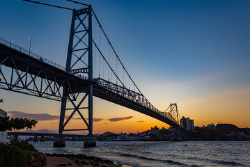lindo  pôr-do-sol e  a ponte Hercílio Luz de Florianopolis SC Brasil Florianópolis
