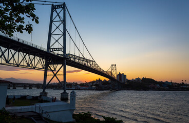 o forte e o pôr-do-sol e a ponte Hercílio Luz de Florianopolis SC Brasil Florianópolis