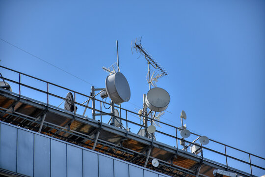 Plattform, Antenne, Richtfunk, Signalzuf&uuml;hrung, Digital, Analog, GHz, Frequenzbereich, Parabol, Sch&uuml;ssel, Sat-Sch&uuml;ssel, Satellitenantenne, Offsetantenne, Empfangsantennen, UHF, Richtantenne, Ku-Band, 