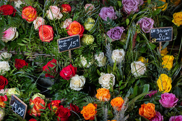 Des fleurs de rose à vendre sur un marché