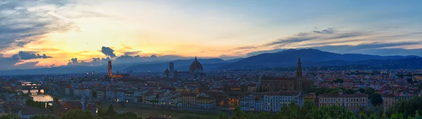 Papier Peint photo Ponte Vecchio Florence from Piazzale Michelangelo at sunset, capital of Italy’s Tuscany region, Duomo, Ponte Vecchio River Arno Renaissance center for art and architecture, Italy. Europe.