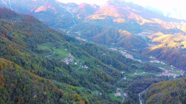 Vista Aerea della Vallata e Colline in Italia con piccoli borghi abitati, movimento avanti