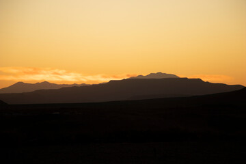 Atardeciendo en la montaña