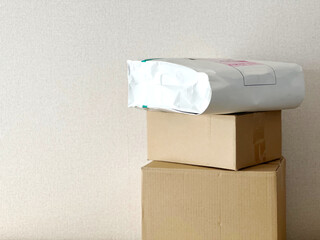 積み上げた段ボール箱と宅配袋