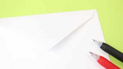 赤ペンとクロペンとおしゃれな洋封筒
