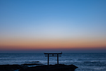 冬の夜明けの神磯の鳥居　12月　大洗磯前神社