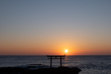 冬の夜明けの神磯の鳥居　12月　大洗磯前神社