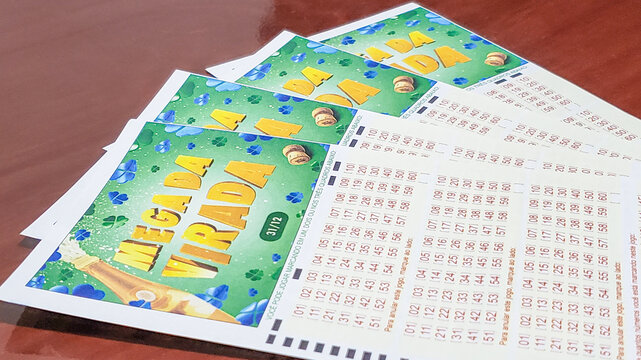 Mega da Virada, bilhetes da Loteria do Brasil sobre a mesa