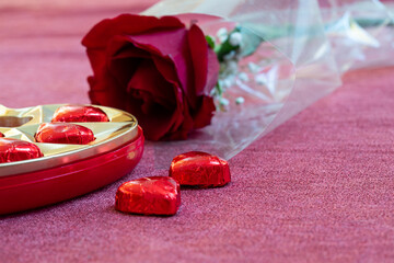 Obraz na płótnie Canvas valentines day chocolates and red rose