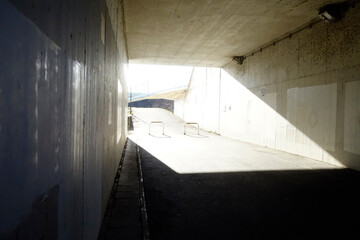 コンクリート製の、河川敷に通じる光の回廊通路