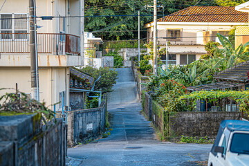 日の出と沖縄の坂道