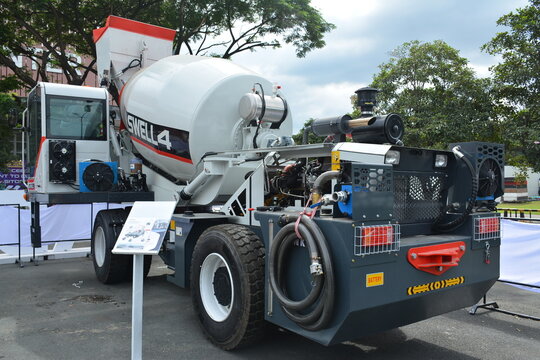 Daswell self loading concrete mixer at Philconstruct in Pasay, Philippines