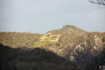 『和』の文字を象った山肌