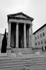 Pola Tempio di Augusto in Piazza foro romano bianco e nero. Istria. Croazia
