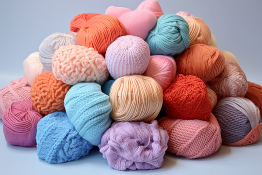 Diferentes hilos y telas de lana enrolladlos.