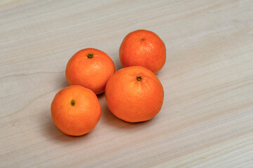 Pomarańcze Izolowane owoce leżą na kuchennym blacie - obrazy, fototapety, plakaty
