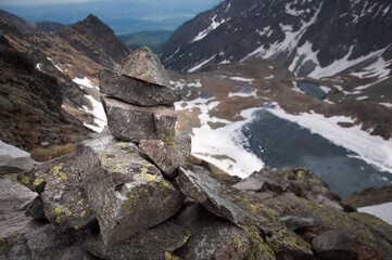 Dolina Hińczowa w Tatrach Wysokich, kopczyk kamienny. - obrazy, fototapety, plakaty