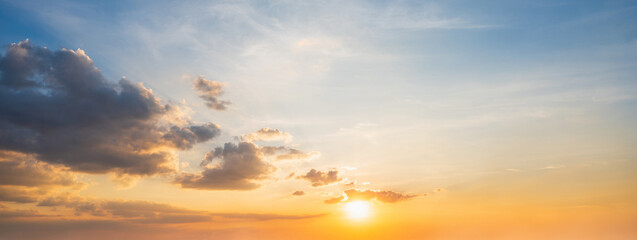Fototapeta na wymiar Sunset sky for background or sunrise sky and cloud at morning.