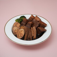 Braised pork with tofu and eggs