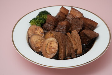 Braised pork with tofu and eggs