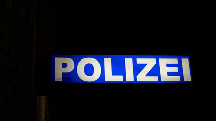 Neonlicht einer Polizeiwache im Hafen von Stralsund in Deutschland bei Nacht 