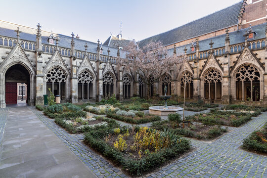 StockFoto, ID: 2237388985

Pandhof in the historic medieval city of Utrecht in the Netherlands.
