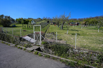 Alter Obstgarten mit Wiese hinter altem Zaun bei Stuttgart, Deutschland