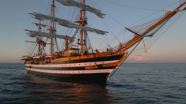 La nave scuola Amerigo Vespucci della Marina Militare Italiana.
Vista aerea del veliero che solca il mar Mediterraneo al tramonto.
