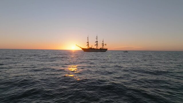 La nave scuola Amerigo Vespucci della Marina Militare Italiana.
Vista aerea del veliero che solca il mar Mediterraneo al tramonto.
