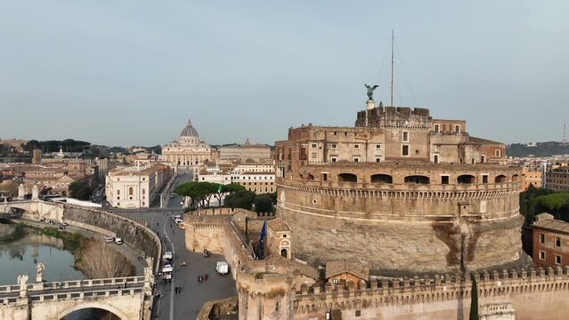 panorama sulla Basilica di San Pietro e Castel Sant'angelo.
Ripresa aerea con frone del castello e sullo sfondo la basilica di San Pietro in vaticano.