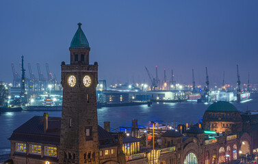 Blaue Stunde an den Landungsbrücken mit Blick auf den Hafen in Hamburg
