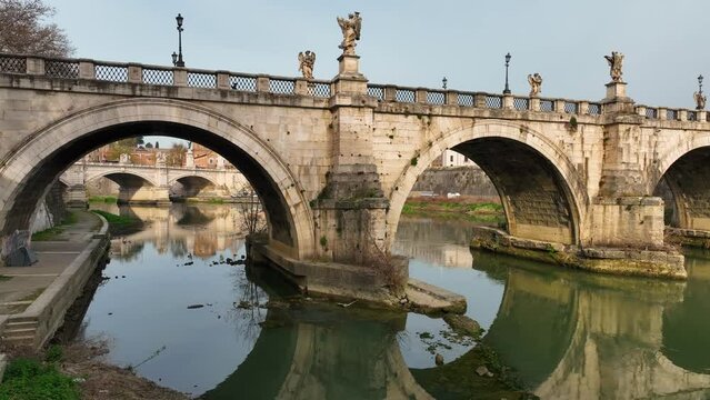 Riflessi sul fiume Tevere a Roma, il ponte di Castel Sant'Angelo.
Ripresa aerea del pi&ugrave; famoso ponte sul fiume Tevre.