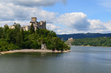 Fototapeta na wymiar Zamek Dunajec w Niedzicy, lipiec, Polska