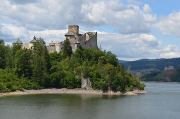 Zamek Dunajec w Niedzicy, lipiec, Polska - 700762743