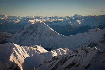 Blick auf die schneebedeckten Berge