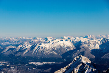 Blick auf die schneebedeckten Berge