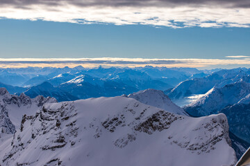 Blick auf die verschneiten Spitzen der Berge