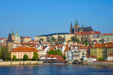 Fototapeta na wymiar Famous Hradcany castle and St. Vitus Cathedral in Prague, Czech Republic, in sunny day