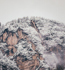 Blick auf die verschneiten Spitzen der Berge
