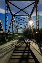 Puente con sol en forma de estrella
